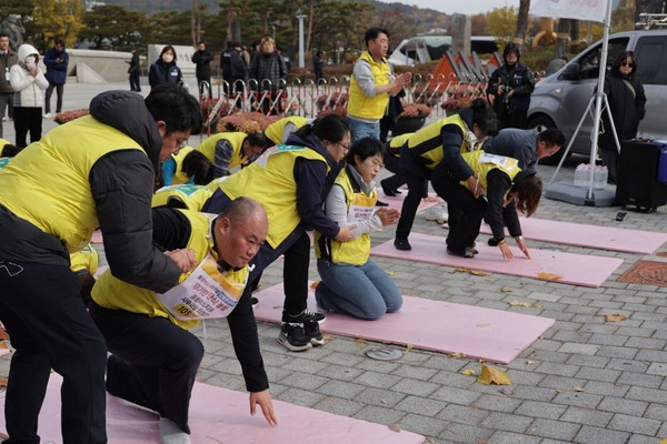 마트산업노동조합 조합원들이 17일 오전 서울 용산구 대통령실 인근에서 기업회생 258일, 홈플러스 사태해결 정부개입 촉구 258배를 하고 있다. ⓒ 뉴시스 