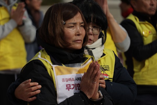 마트산업노동조합 조합원들이 17일 오전 서울 용산구 대통령실 인근에서 기업회생 258일, 홈플러스 사태해결 정부개입 촉구 258배를 하고 있다. ⓒ 뉴시스 