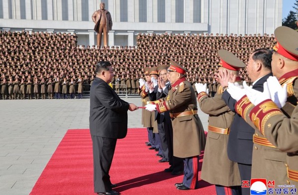 김정은 총비서가 국가보위성을 방문해 축하문을 전달하고 있다 ⓒ조선중앙통신