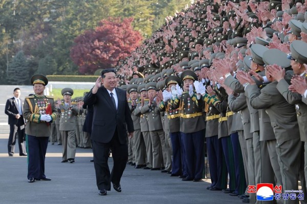 김정은 총비서가 사회안전성을 방문하여 사회안전군 장병들을 격려하고 있다 ⓒ조선중앙통신