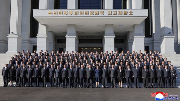 김정은 총비서가 최고재판소를 방문하여 기념촬영을 하고 있다 ⓒ조선중앙통신